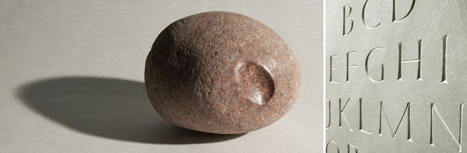 runder Stein mit Fingereindruck - Schriftplatte - Symbolbild Impressum